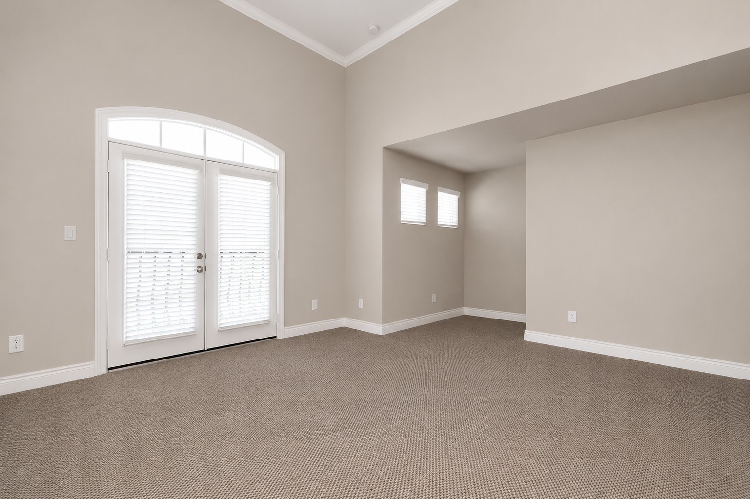 1717 Spring Street Houston, TX 77007 - Photo 7 of 13 Large primary located on the 3rd level. Picture reflects new neutral paint throughout the home.