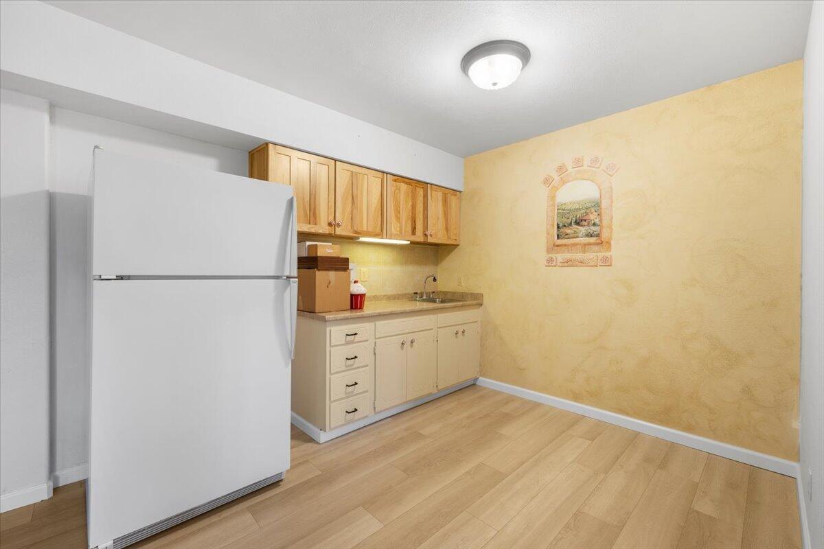 222 Guth Road Grants Pass, OR 97526 - Photo 27 of 48 Downstair kitchen