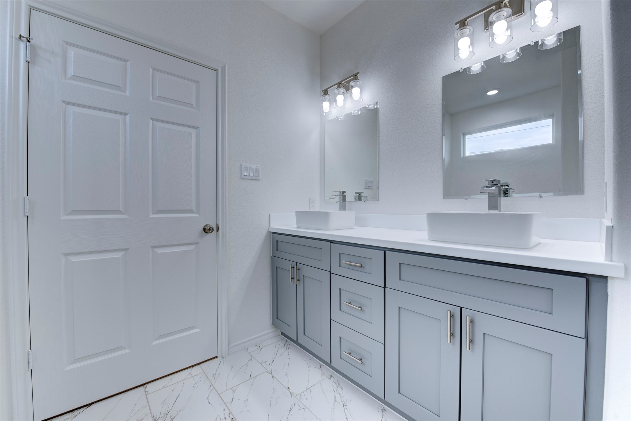 8203 Woodlyn Road, Unit F Houston, TX 77028 - Photo 23 of 29 a spacious bathroom with double sink and mirror