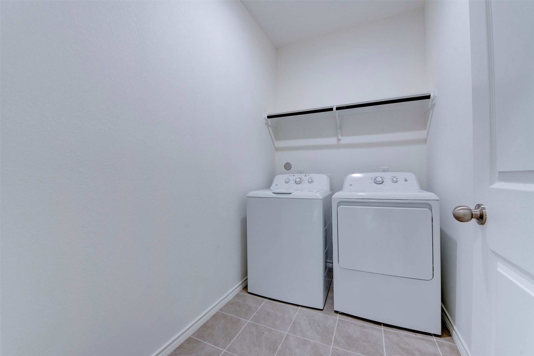 8203 Woodlyn Road, Unit F Houston, TX 77028 - Photo 26 of 29 a utility room with dryer and washer