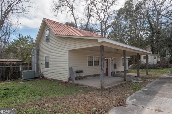 a view of a house with a yard