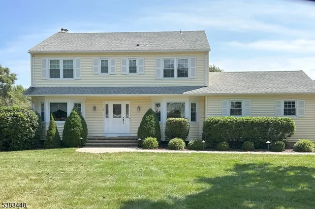 $825,000 | 10 Fredrick Court, Hillsborough, NJ 08844