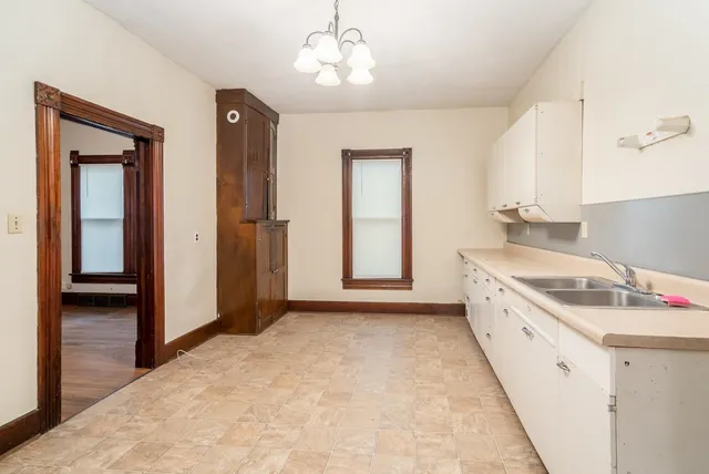 $750 | 805 Pine Street, Halstead, KS 67056