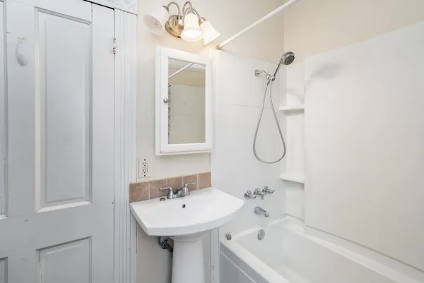 $750 | 805 Pine Street, Halstead, KS 67056