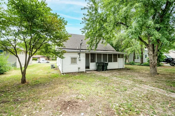 $750 | 805 Pine Street, Halstead, KS 67056