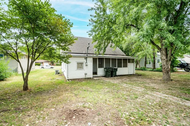 $750 | 805 Pine Street, Halstead, KS 67056