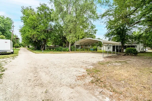 $750 | 805 Pine Street, Halstead, KS 67056