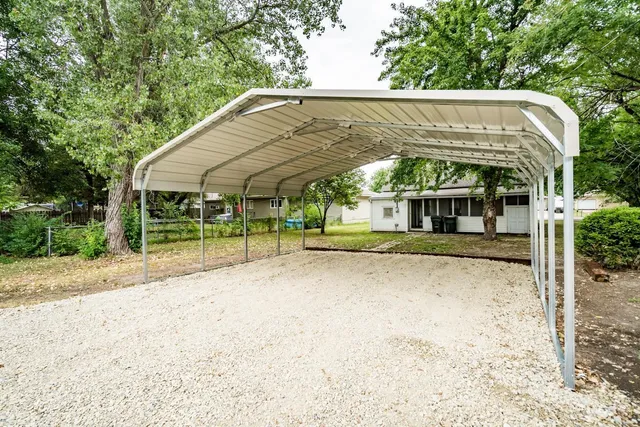 $750 | 805 Pine Street, Halstead, KS 67056