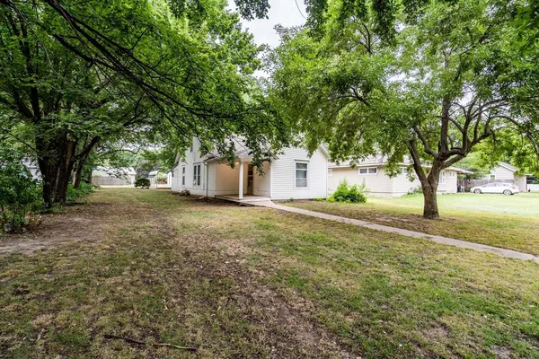 $750 | 805 Pine Street, Halstead, KS 67056