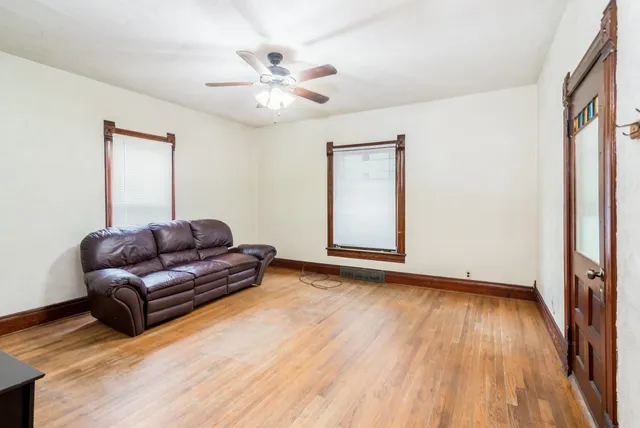 $750 | 805 Pine Street, Halstead, KS 67056