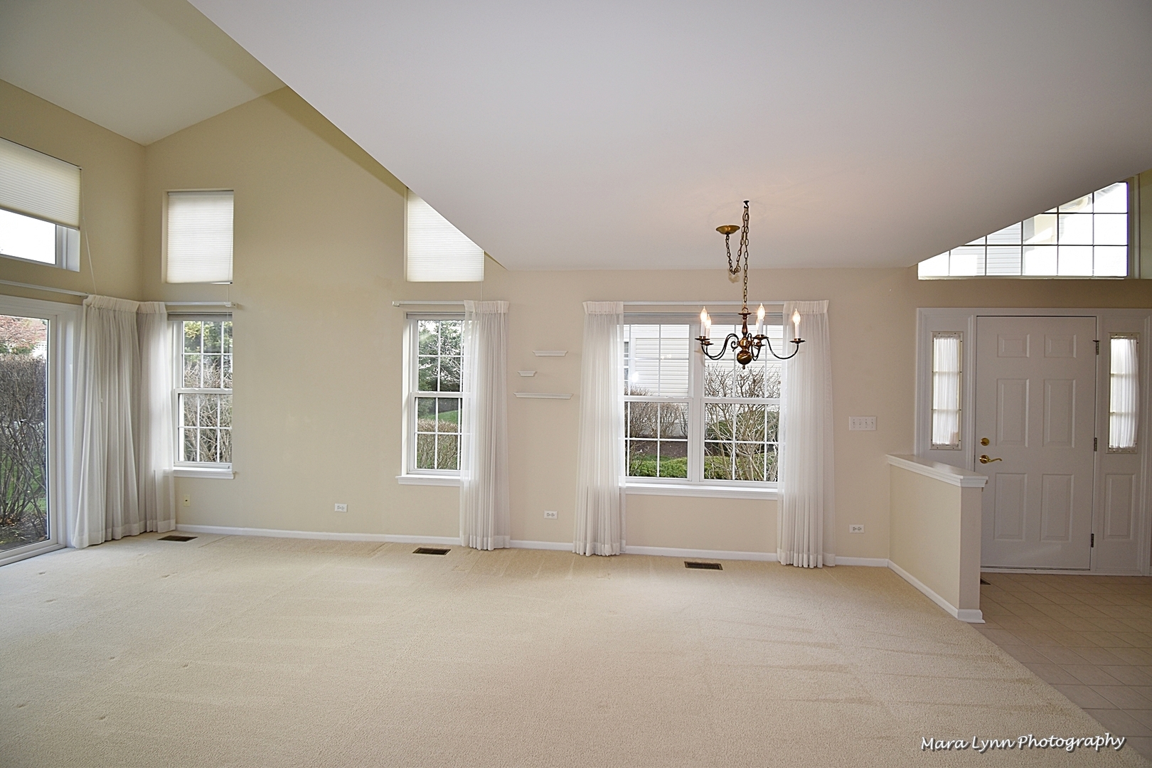 3202 Raphael Court St. Charles, IL 60175 - Photo 3 of 17