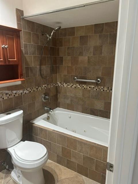 13716 Southwest 149th Cir Lane, Unit 461 Miami, FL 33186 - Photo 6 of 9 a bathroom with a bathtub and a toilet