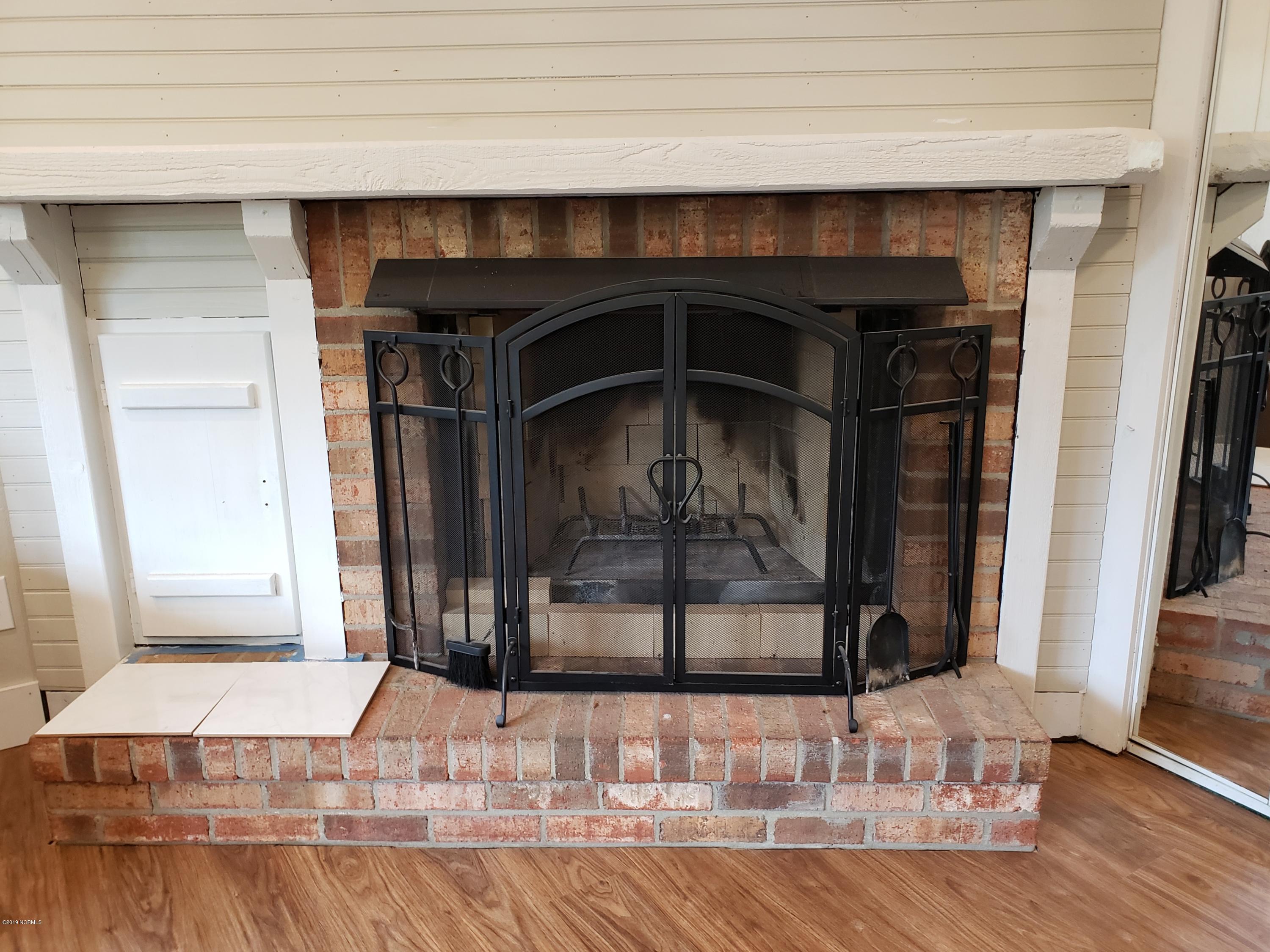321 Richelieu Road Wilmington, NC 28412 - Photo 5 of 27 fireplace