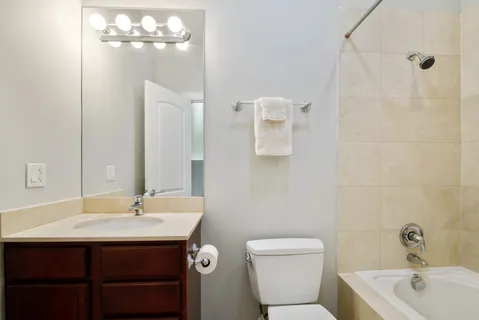 $3,200 | 3734 North Clifton Avenue, Unit 2, Chicago, IL 60613