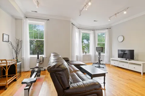 $3,200 | 3734 North Clifton Avenue, Unit 2, Chicago, IL 60613