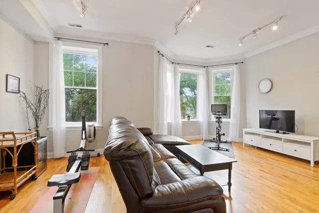 $3,200 | 3734 North Clifton Avenue, Unit 2, Chicago, IL 60613