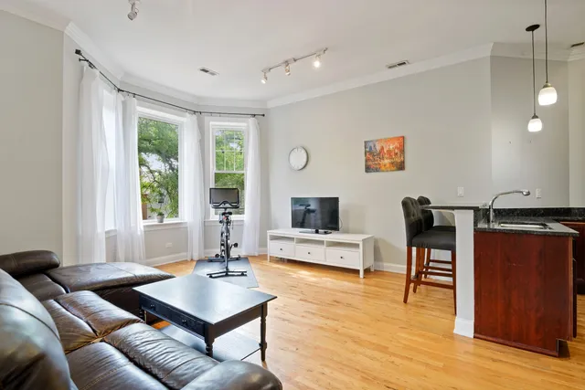 $3,200 | 3734 North Clifton Avenue, Unit 2, Chicago, IL 60613