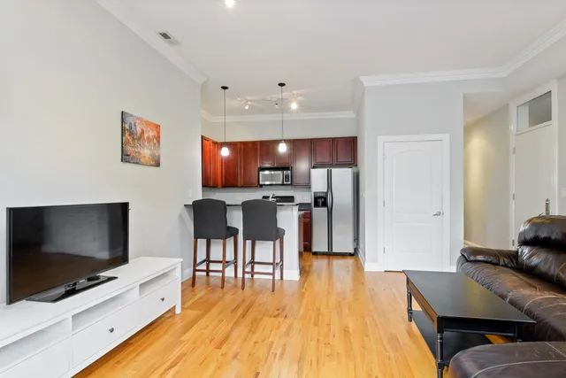 $3,200 | 3734 North Clifton Avenue, Unit 2, Chicago, IL 60613
