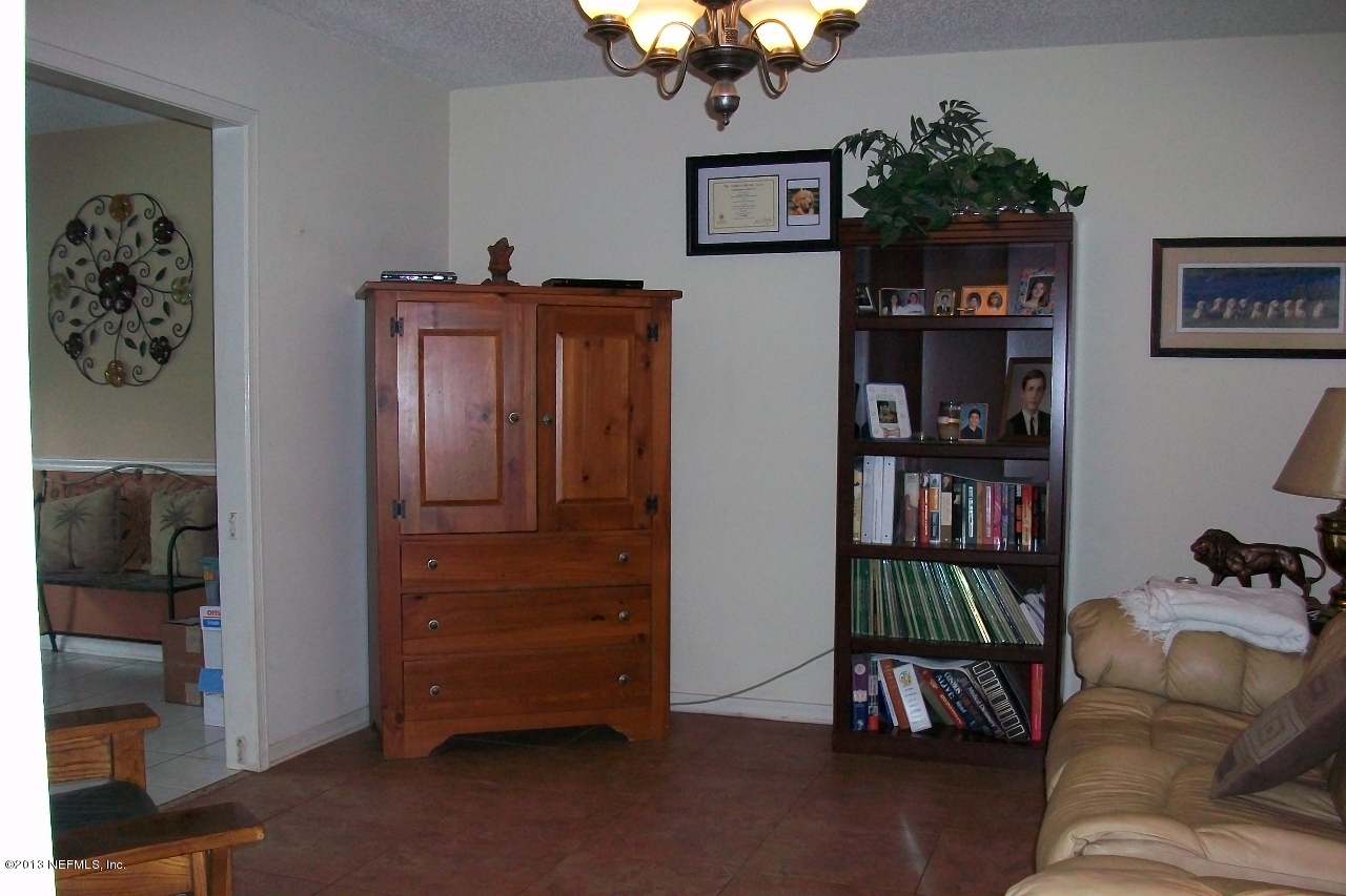 920 Ridgeway Court Orange Park, FL 32065 - Photo 5 of 23 Living Room1