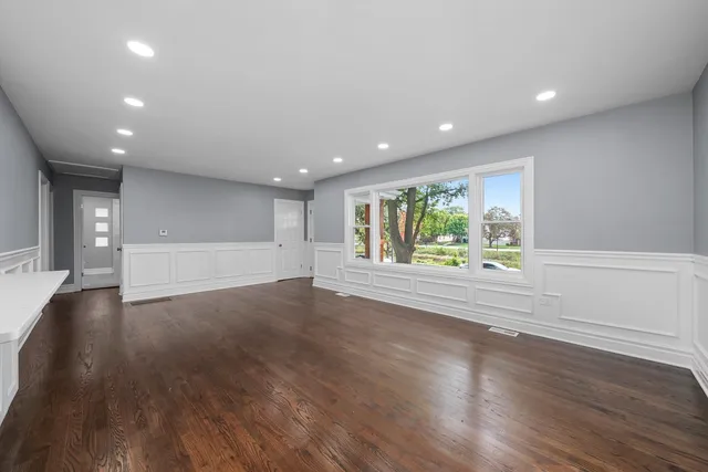 $419,900 | 9624 West Shore Drive, Oak Lawn, IL 60453