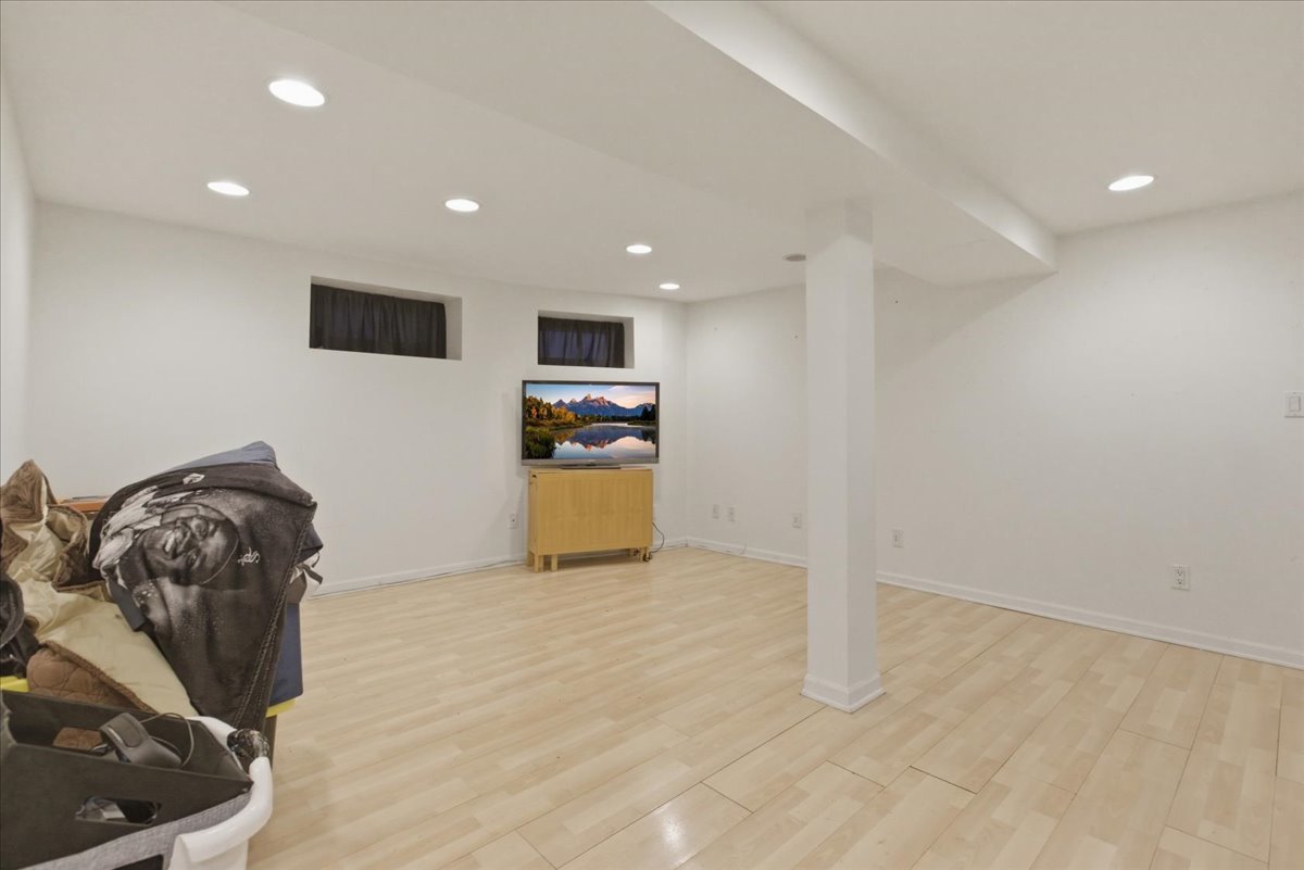 3716 North Wayne Avenue, Unit GR Chicago, IL 60613 - Photo 5 of 10 a living room with furniture and a flat screen tv