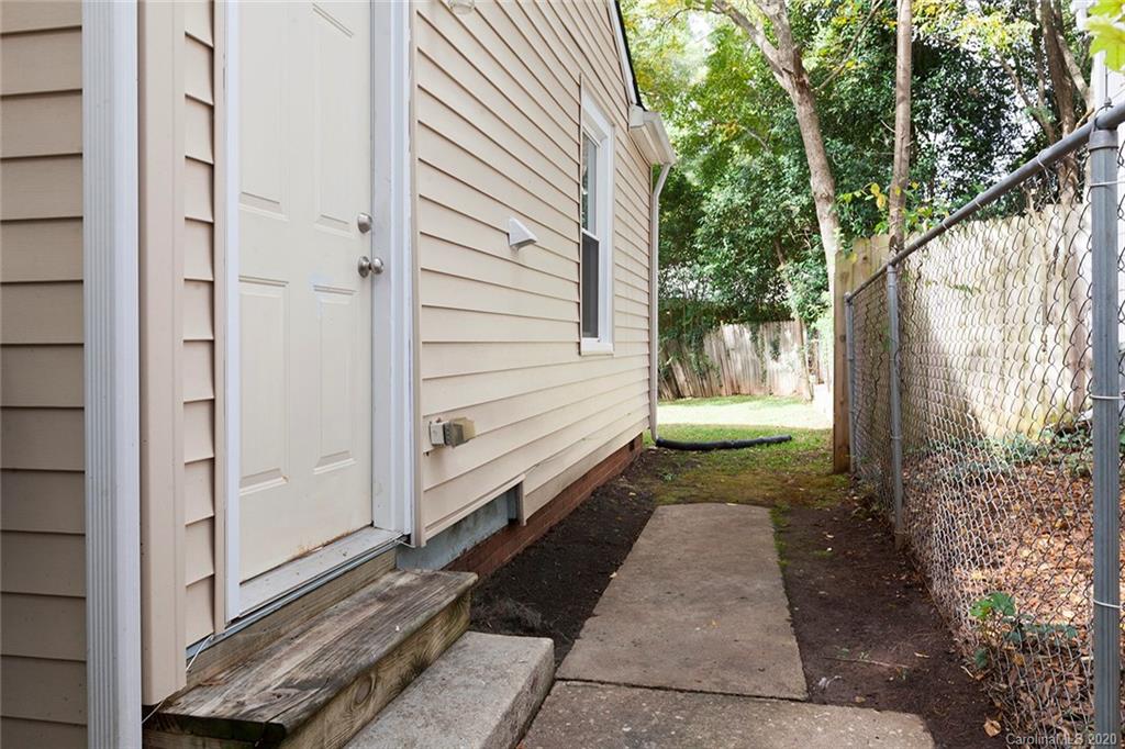 1404 Effingham Road Charlotte, NC 28208 - Photo 29 of 33