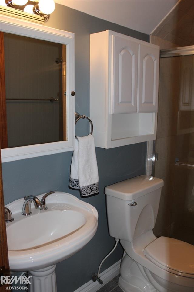 5556 Abbey Drive Rochester, MI 48306 - Photo 64 of 75 Second story bathroom