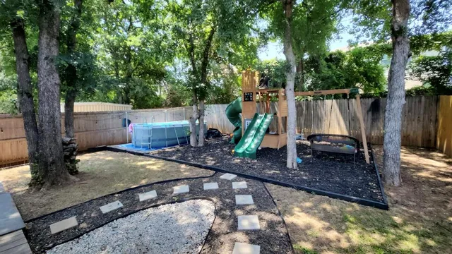 a view of a backyard