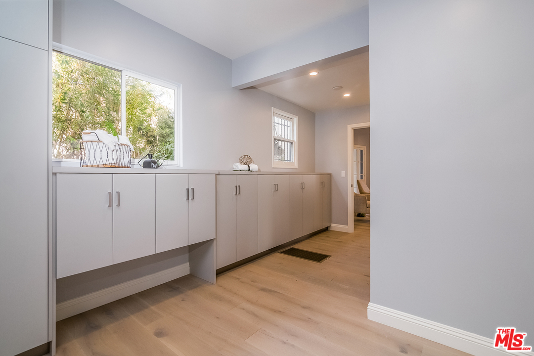 285 South Muirfield Road Los Angeles, CA 90004 - Photo 14 of 53