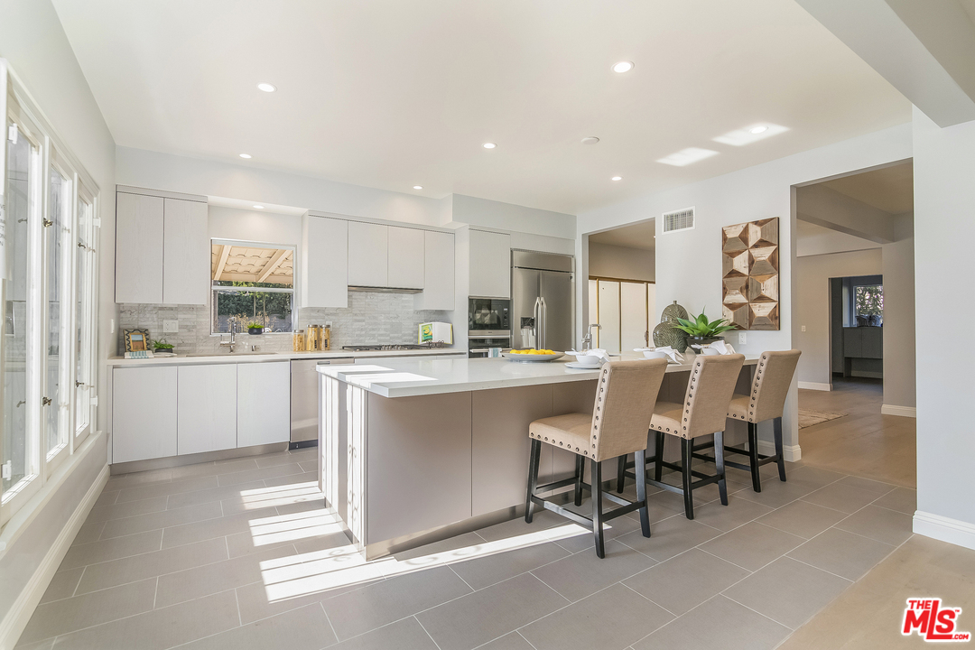 285 South Muirfield Road Los Angeles, CA 90004 - Photo 25 of 53