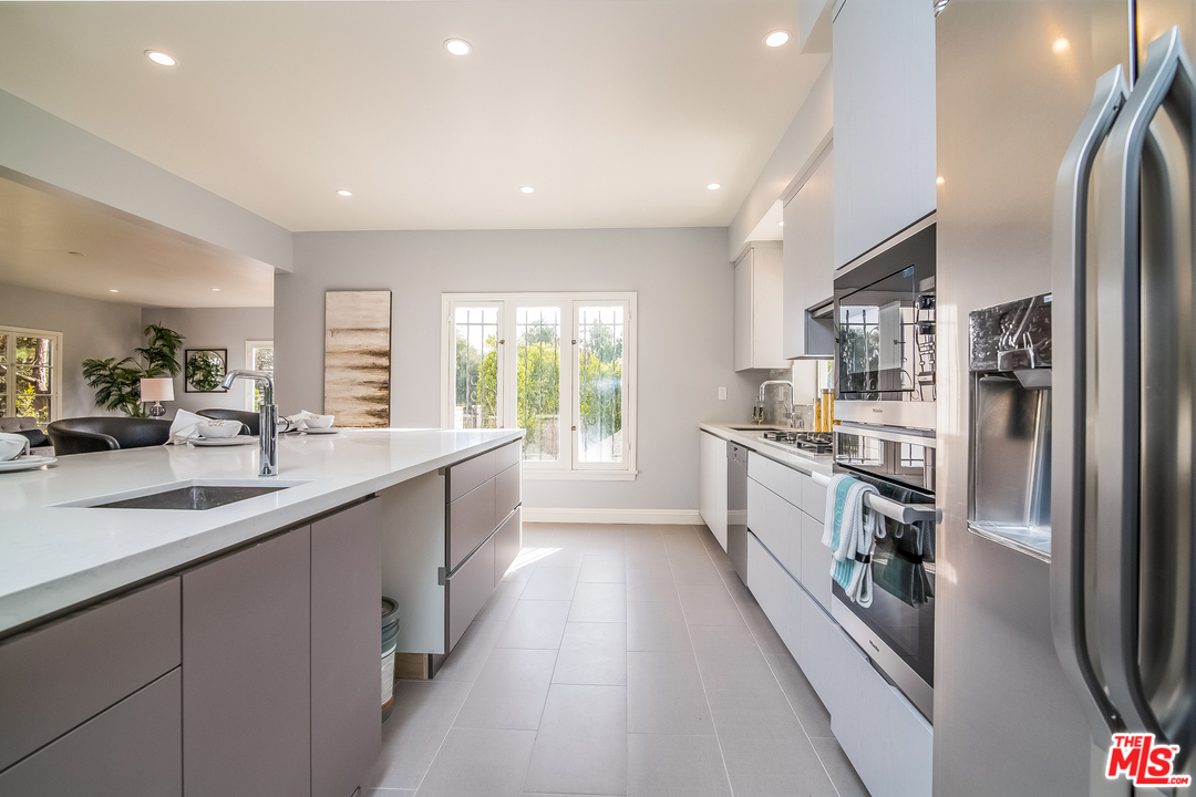 285 South Muirfield Road Los Angeles, CA 90004 - Photo 28 of 53