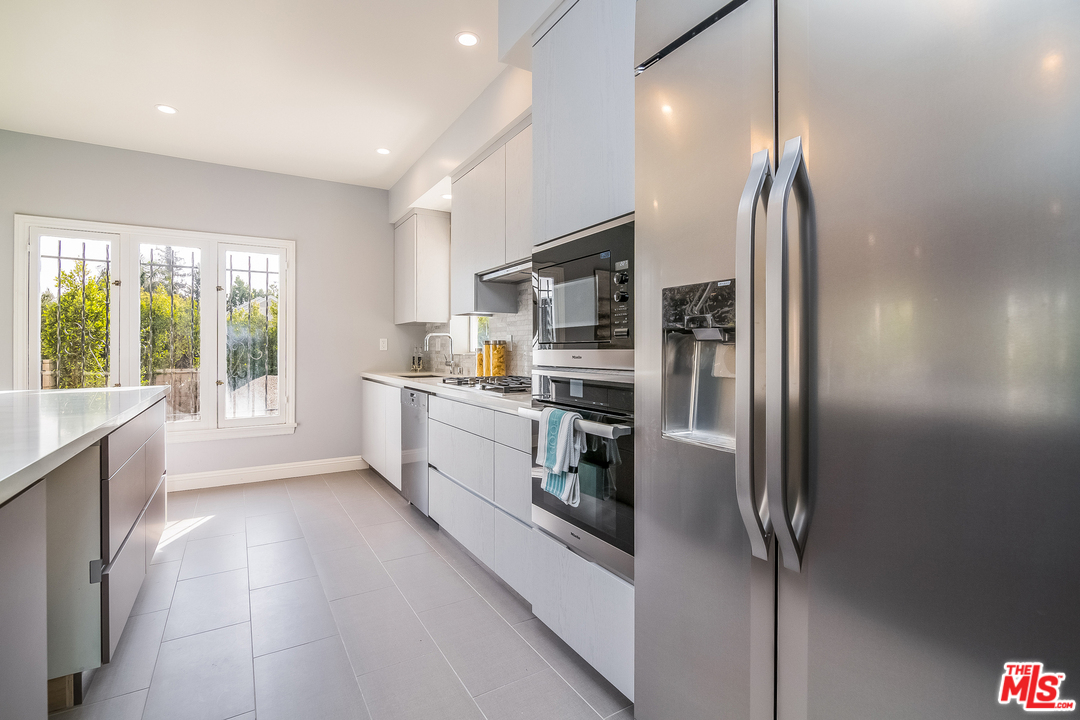 285 South Muirfield Road Los Angeles, CA 90004 - Photo 29 of 53