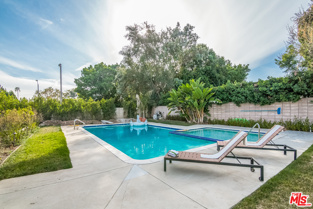 285 South Muirfield Road Los Angeles, CA 90004 - Photo 6 of 53