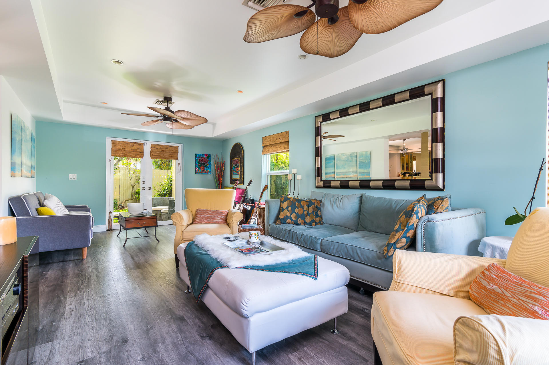 360 Northeast Wavecrest Way Boca Raton, FL 33432 - Photo 4 of 21 Living Room