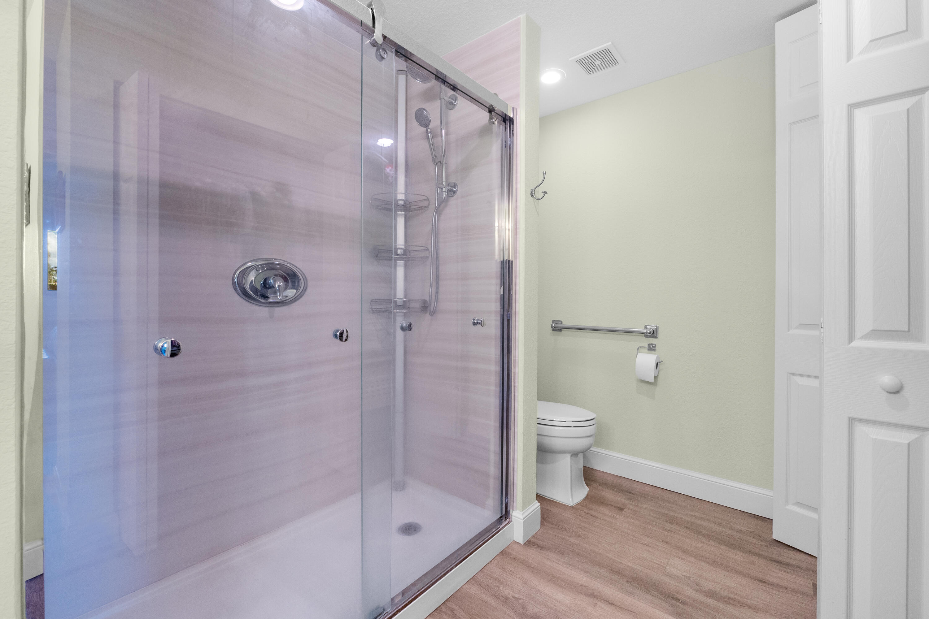 370 Golfview Road, Unit 104 North Palm Beach, FL 33408 - Photo 21 of 28 Main bathroom