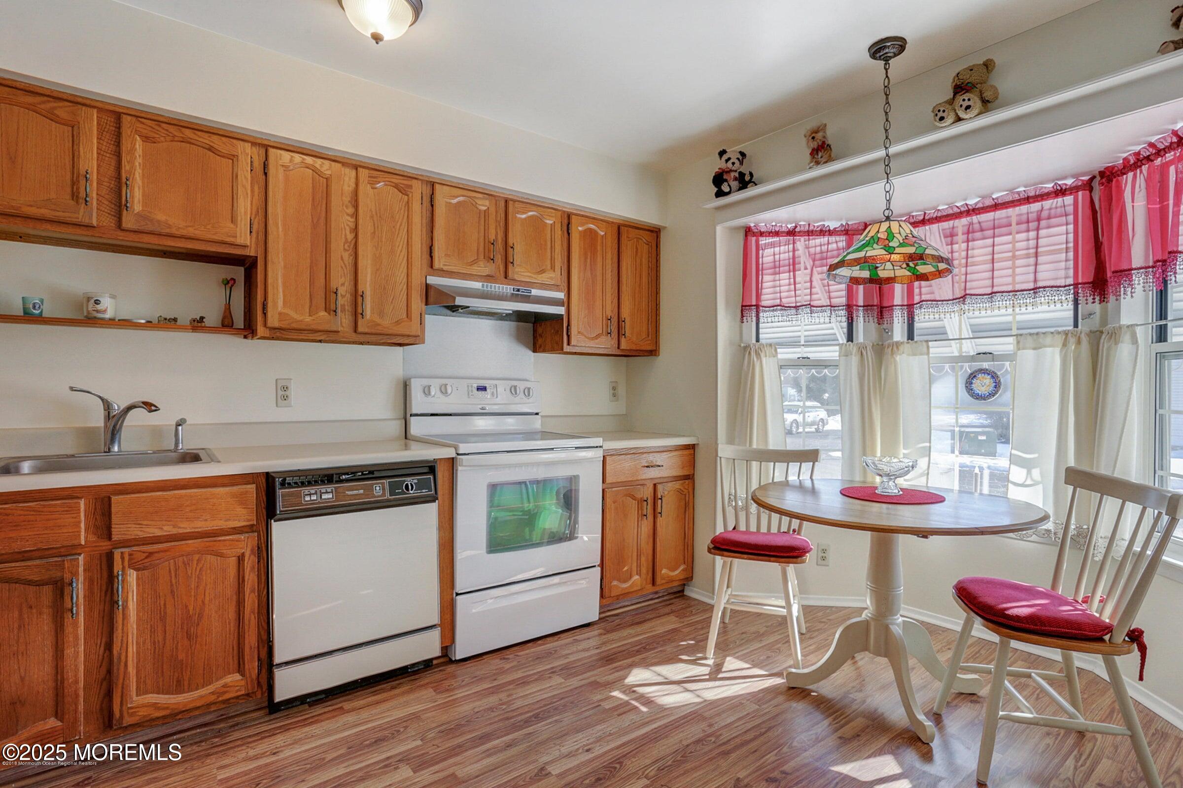 11 B Amherst Road, Unit 64 Whiting, NJ 08759 - Photo 4 of 8 kitchen