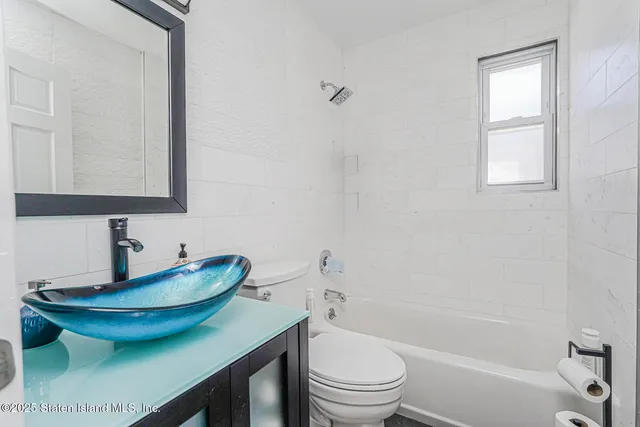 $899,999 | 148 Sturges Street | Castleton Corners