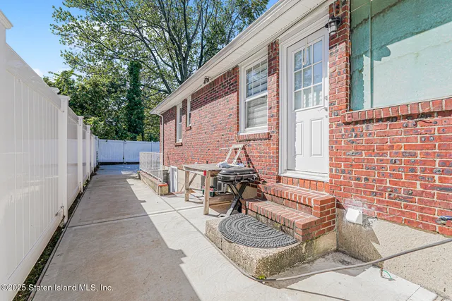 $899,999 | 148 Sturges Street | Castleton Corners