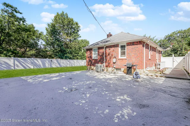 $899,999 | 148 Sturges Street | Castleton Corners