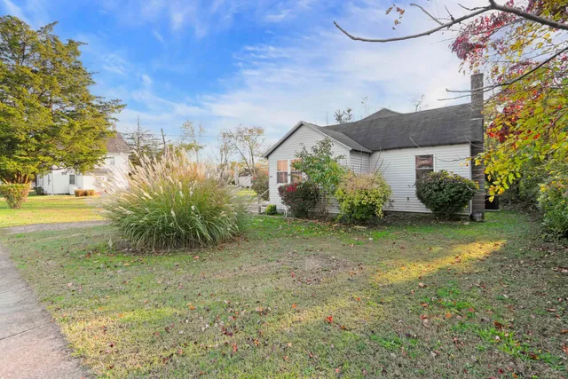 a view of a house with a backyard