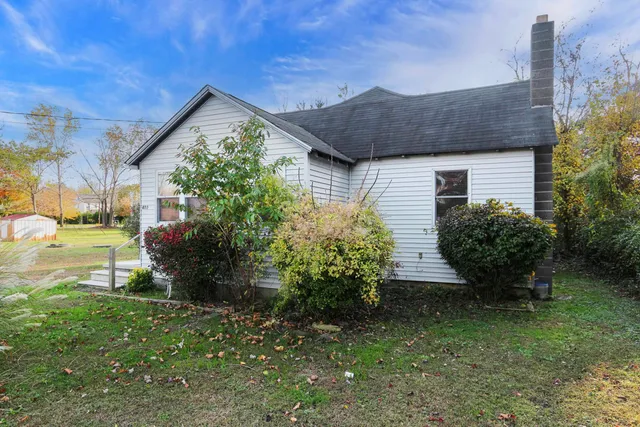 a view of a house with a yard