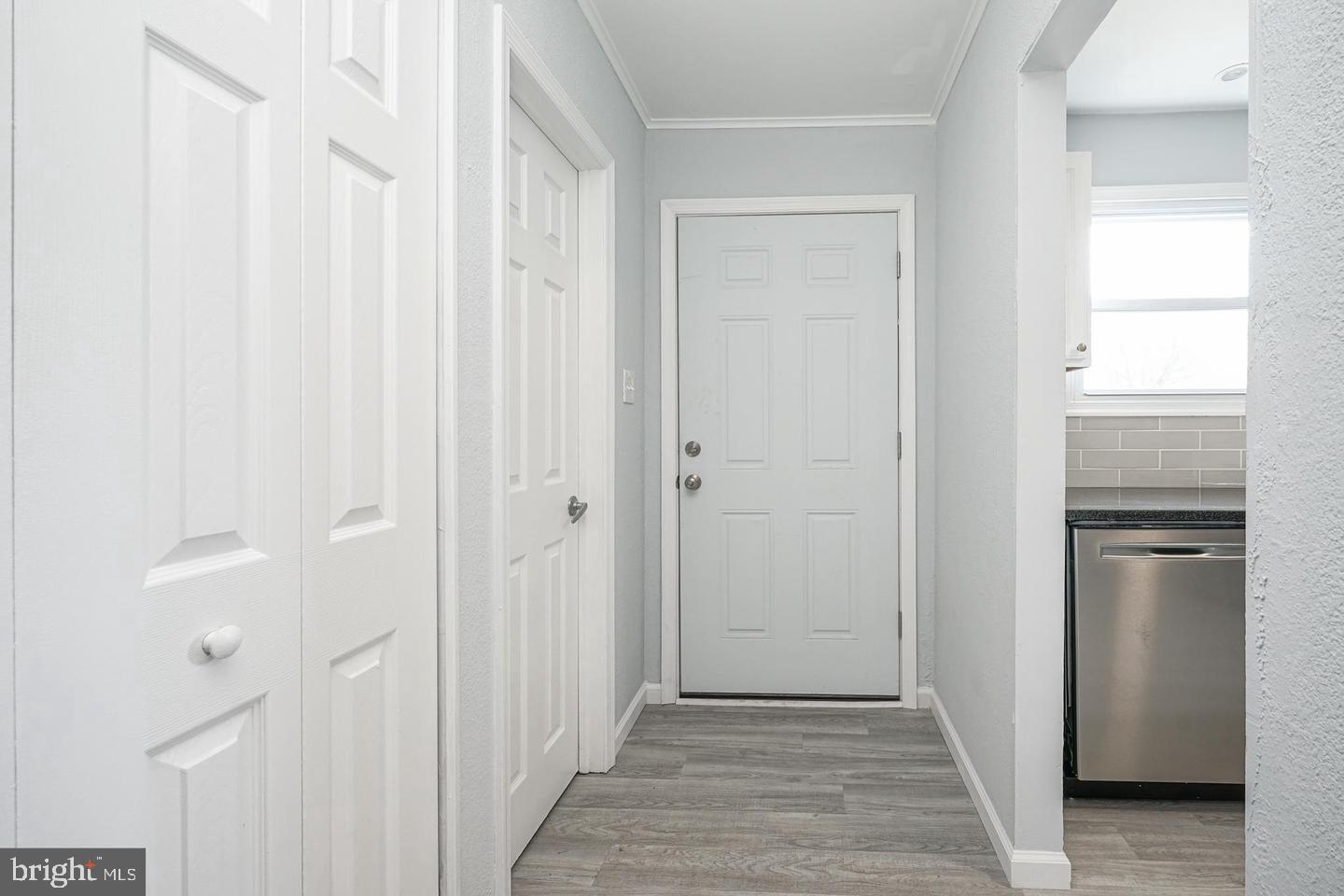 15 Kings Road Sicklerville, NJ 08081 - Photo 3 of 11 Bright and inviting entryway space.