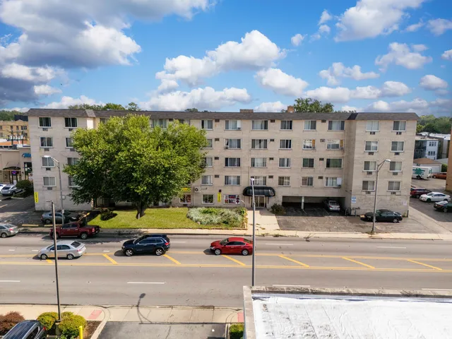 $114,000 | 1227 South Harlem Avenue, Unit 307, Berwyn, IL 60402