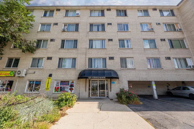 $114,000 | 1227 South Harlem Avenue, Unit 307, Berwyn, IL 60402