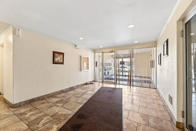 $114,000 | 1227 South Harlem Avenue, Unit 307, Berwyn, IL 60402