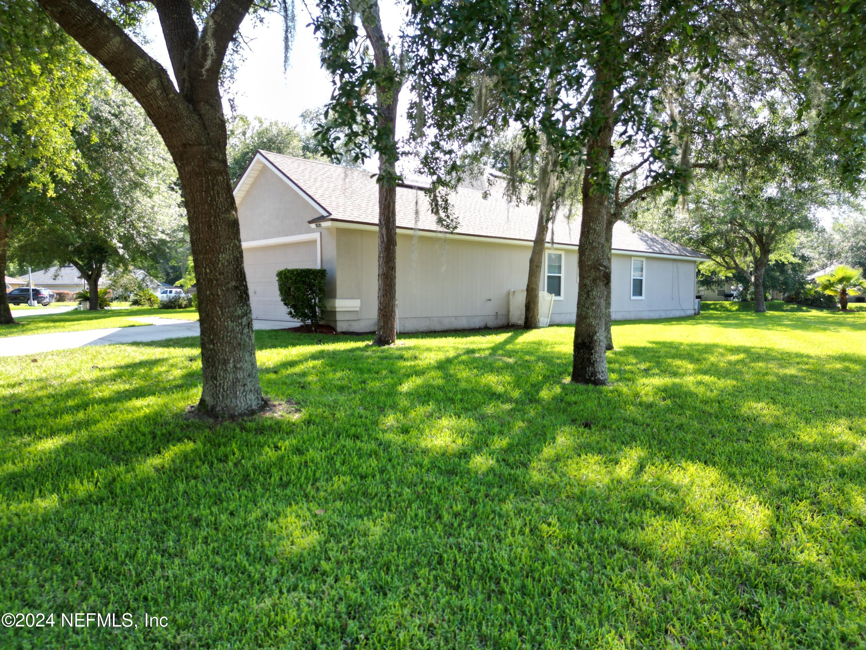 1402 Samantha Circle East Jacksonville, FL 32218 - Photo 4 of 33 a backyard of a house with lots of green space