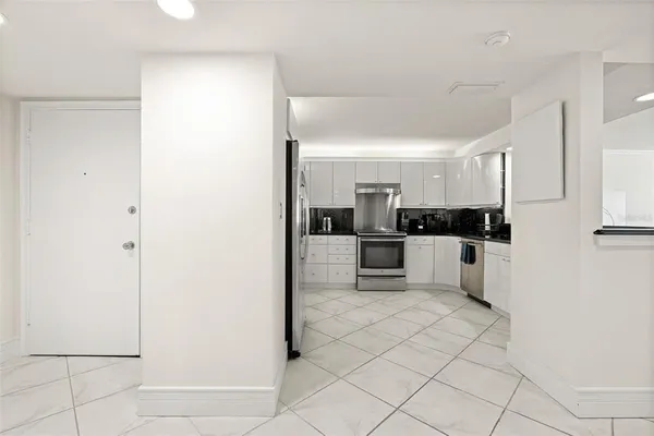 $6,500 | 1750 Benjamin Franklin Drive, Unit 8D, Sarasota, FL 34236