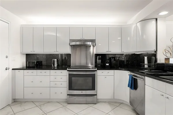 $6,500 | 1750 Benjamin Franklin Drive, Unit 8D, Sarasota, FL 34236