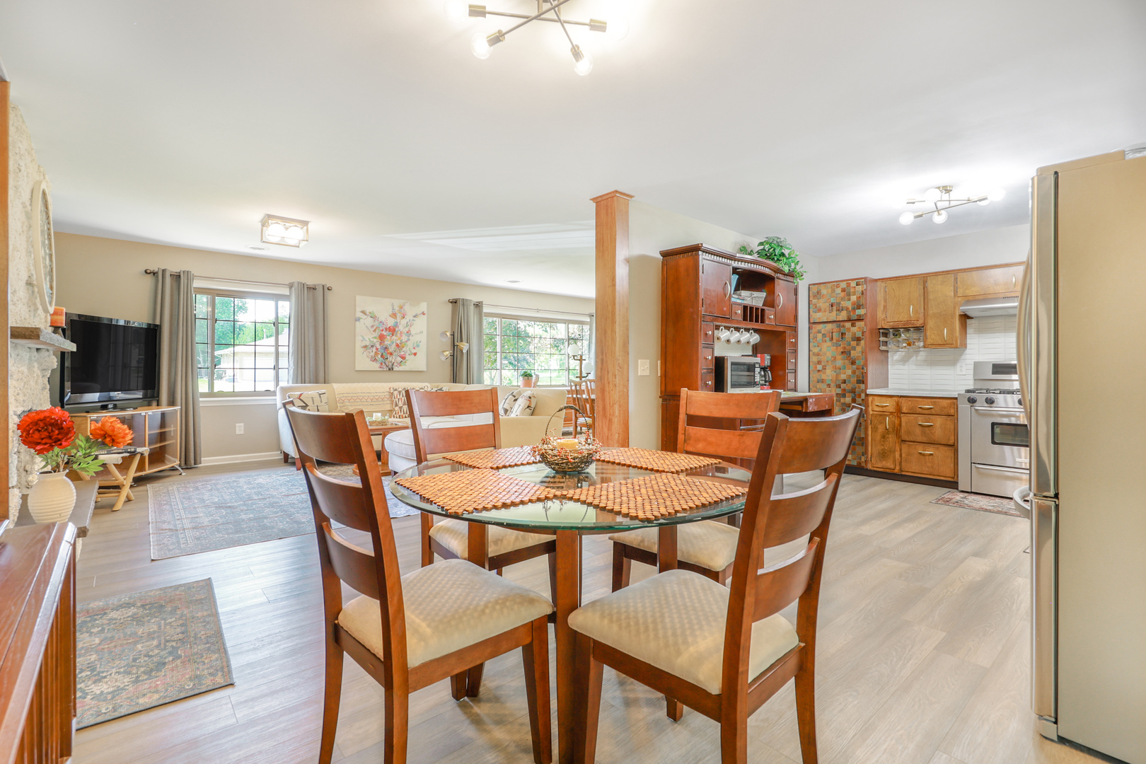 480 West Kennedy Road Braidwood, IL 60408 - Photo 9 of 25 a dining room with furniture and wooden floor