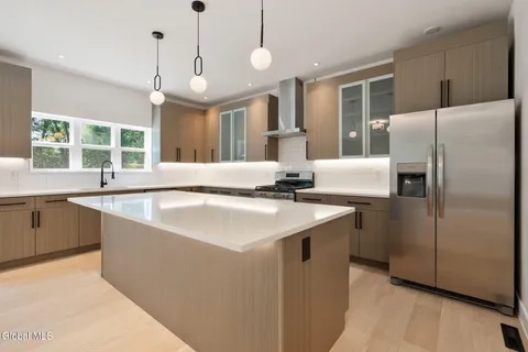 $675,000 | 1 Aspen Circle, Albany, NY 12208